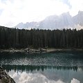 Jezioro Cvarezza al Lago w Dolomitach.