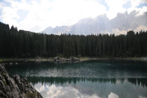 Jezioro Cvarezza al Lago w Dolomitach.