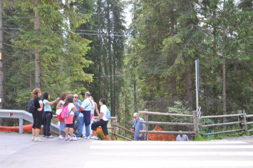 Jezioro Cvarezza al Lago w Dolomitach - zejście do jeziora.