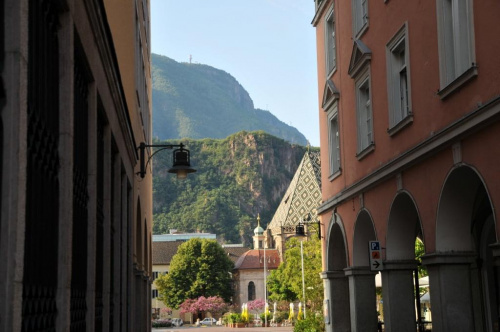 Bolzano o poranku - piękne miasto włoskie w Alpach.