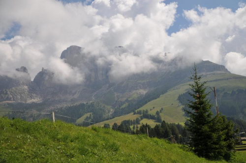 Miejscowość Cvarezza al Lago w Dolomitach.