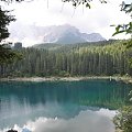 Jezioro Cvarezza al Lago w Dolomitach.