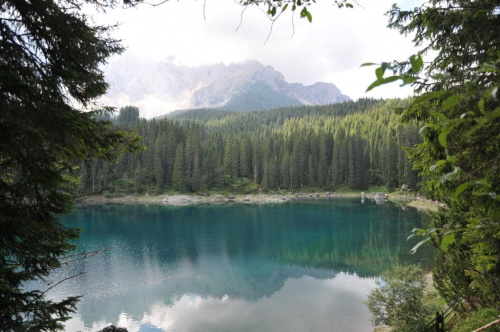 Jezioro Cvarezza al Lago w Dolomitach.