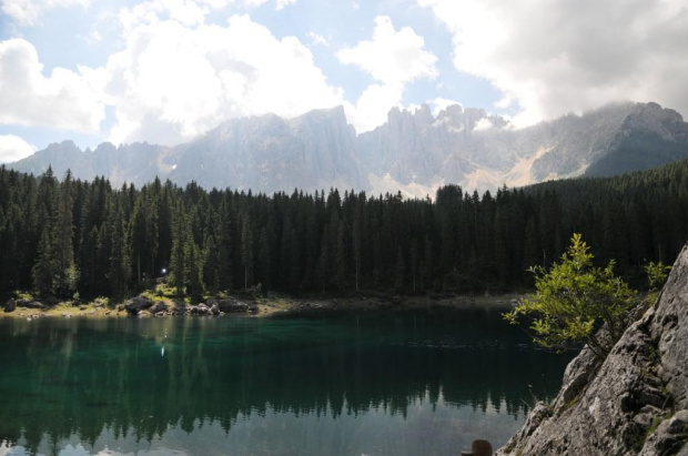 Jezioro Cvarezza al Lago w Dolomitach.