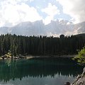 Jezioro Cvarezza al Lago w Dolomitach.