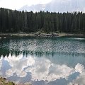 Jezioro Cvarezza al Lago w Dolomitach.