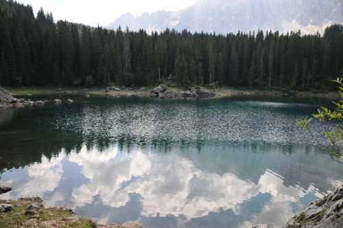 Jezioro Cvarezza al Lago w Dolomitach.