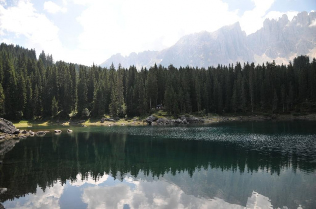 Jezioro Cvarezza al Lago w Dolomitach.