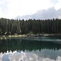 Jezioro Cvarezza al Lago w Dolomitach.