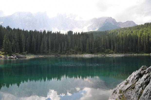 Jezioro Cvarezza al Lago w Dolomitach.