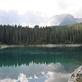 Jezioro Cvarezza al Lago w Dolomitach.