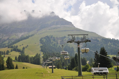 Miejscowość Cvarezza al Lago w Dolomitach. Widok na wyciąg.