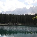 Jezioro Cvarezza al Lago w Dolomitach.