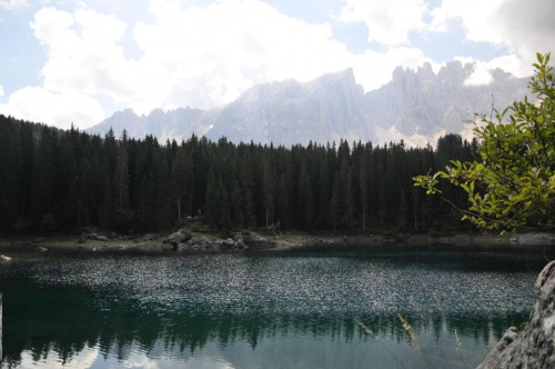 Jezioro Cvarezza al Lago w Dolomitach.