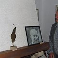 Wiesław Kot przy portrecie Adama Bienia szuka natchnienia. #zwiedzanie #PTTK