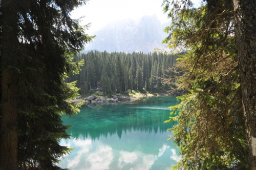 Jezioro Cvarezza al Lago w Dolomitach.