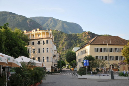 Bolzano o poranku - piękne miasto włoskie w Alpach.