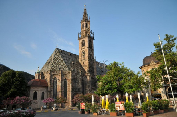 Bolzano o poranku - miasto włoskie - spojrzenie na katedrę.