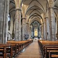 Bolzano o poranku - miasto włoskie - spojrzenie na katedrę od środka.