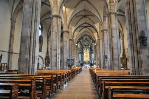 Bolzano o poranku - miasto włoskie - spojrzenie na katedrę od środka.