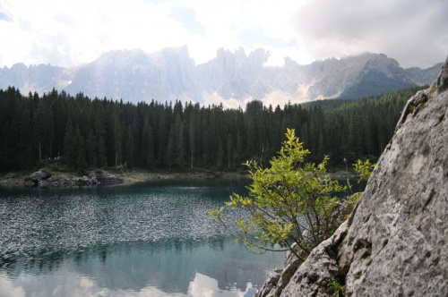 Jezioro Cvarezza al Lago w Dolomitach.