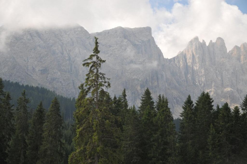 Miejscowość Cvarezza al Lago w Dolomitach.