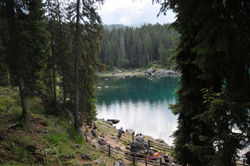 Jezioro Cvarezza al Lago w Dolomitach.