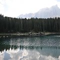 Jezioro Cvarezza al Lago w Dolomitach.