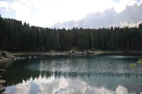 Jezioro Cvarezza al Lago w Dolomitach.