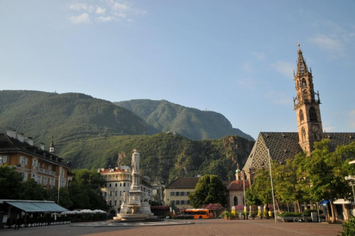 Bolzano o poranku - piękne miasto włoskie w Alpach.