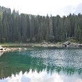 Jezioro Cvarezza al Lago w Dolomitach.