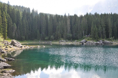 Jezioro Cvarezza al Lago w Dolomitach.