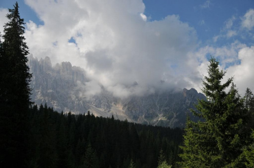 Miejscowość Cvarezza al Lago w Dolomitach.