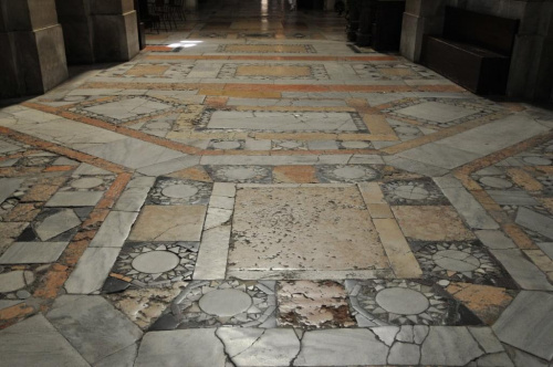 Rawenna - katedra - piękne mozaiki na posadzkach.