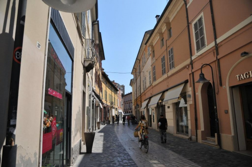 Rawenna - miasto włoskie sięgające swoją historią zamierzchłej starożytności słynne przepięknymi mozaikami. Spacer po starym mieście.