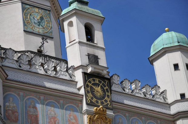 Moje miasto Poznań - Stary Rynek, ponad zegarem na Ratuszu w południe otwierają się widoczne na zdjęciu drzwi, wychodzą z nich dwa koziołki (symbol miasta) i trykają się kilkakrotnie. Jest to taka poznańska atrakcja turystyczna.