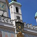 Moje miasto Poznań - Stary Rynek, ponad zegarem na Ratuszu w południe otwierają się widoczne na zdjęciu drzwi, wychodzą z nich dwa koziołki (symbol miasta) i trykają się kilkakrotnie. Jest to taka poznańska atrakcja turystyczna.
