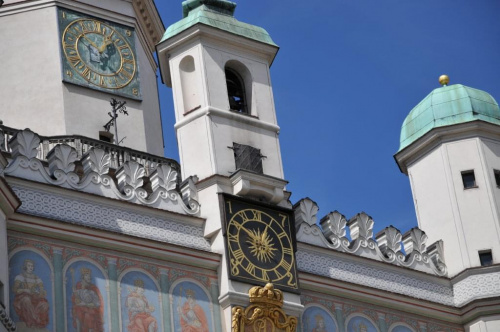 Moje miasto Poznań - Stary Rynek, ponad zegarem na Ratuszu w południe otwierają się widoczne na zdjęciu drzwi, wychodzą z nich dwa koziołki (symbol miasta) i trykają się kilkakrotnie. Jest to taka poznańska atrakcja turystyczna.