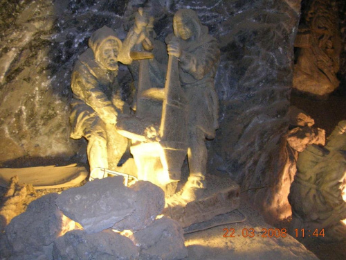 Rzeżby przedstawiające pracę żupników,wykonane z soli