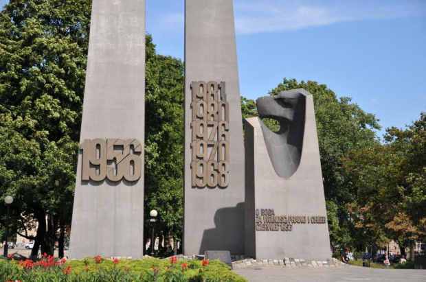 Moje miasto Poznań. Pomnik tzw. Wypadków Poznańskich w 1956 r. Wypisane są daty kolejnych zrywów wolnościowych w latach następnych.