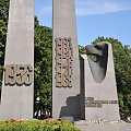 Moje miasto Poznań. Pomnik tzw. Wypadków Poznańskich w 1956 r. Wypisane są daty kolejnych zrywów wolnościowych w latach następnych.