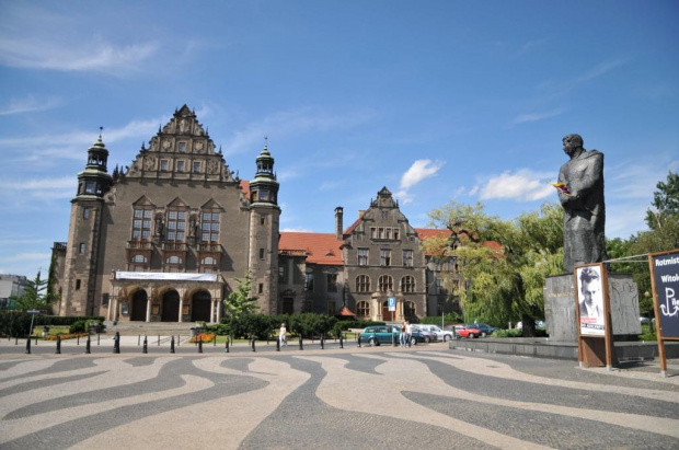 Moje miasto Poznań. Pomnik Adama Mickiewicza na Placu jego imienia oraz widok na Uniwersytet Adama Mickiewicza.