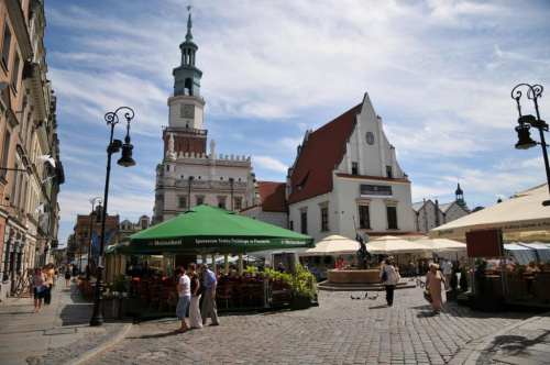 Moje miasto Poznań - Stary Rynek, w głębi widoczny Ratusz i Waga Miejska.