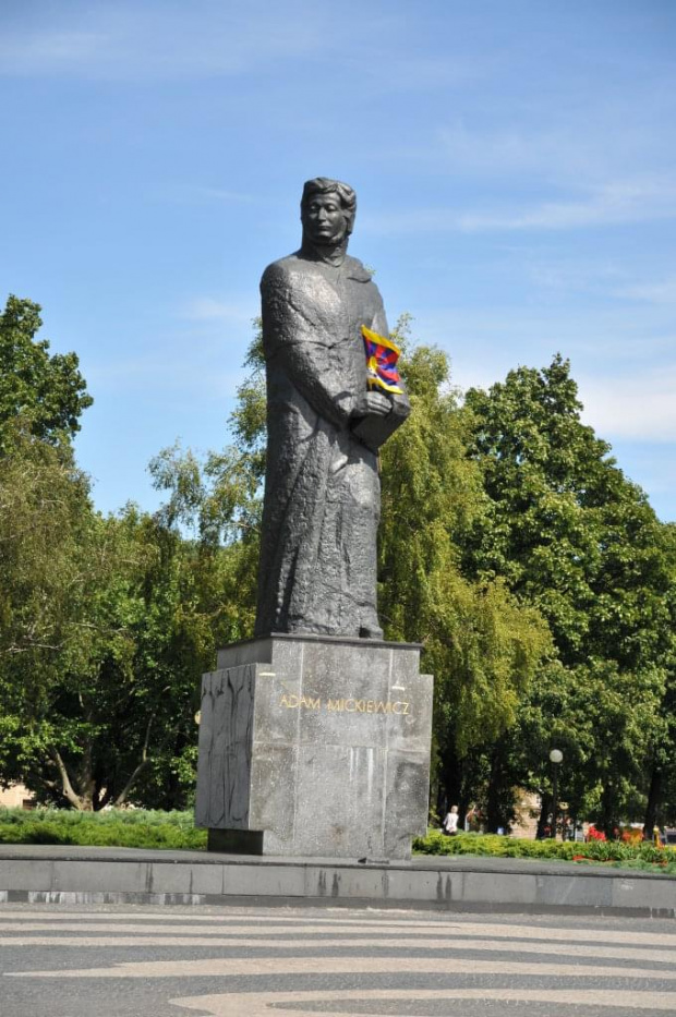 Moje miasto Poznań. Pomnik Adama Mickiewicza na Placu jego imienia.