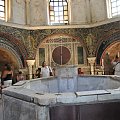 Rawenna - Baptysterium starochrześcijańskie od wewnątrz. Widoczny na pierwszym planie basen do kąpieli chrzcielnej. Wtedy osoba chrzczona zanurzana była w całości w wodzie.