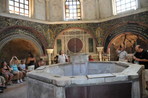 Rawenna - Baptysterium starochrześcijańskie od wewnątrz. Widoczny na pierwszym planie basen do kąpieli chrzcielnej. Wtedy osoba chrzczona zanurzana była w całości w wodzie.