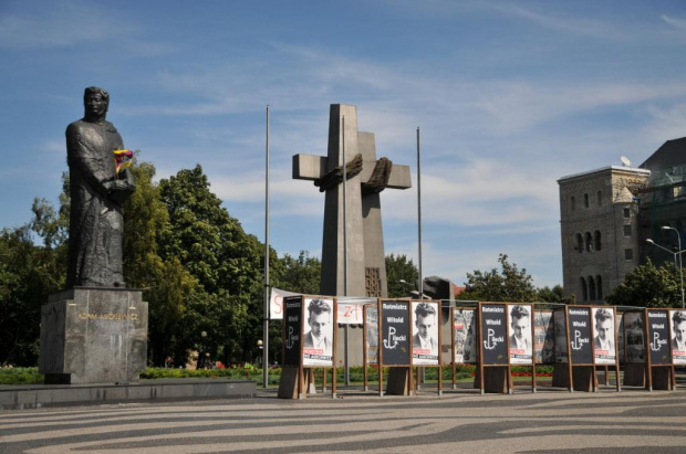 Moje miasto Poznań. Pomnik Adama Mickiewicza na Placu jego imienia oraz pomnik tzw. Krzyży Poznańskich.