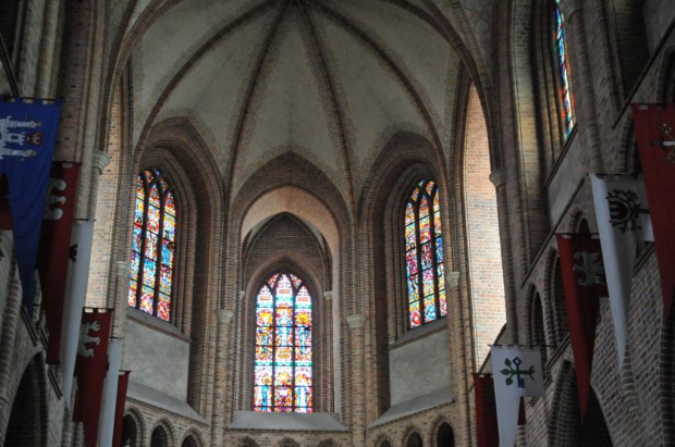 Katedra Poznańska w stylu gotyckim - wnętrze - witraże nad prezbiterium.