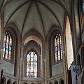 Katedra Poznańska w stylu gotyckim - wnętrze - witraże nad prezbiterium.