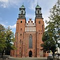 Katedra Poznańska - widok z placu przed Katedrą.